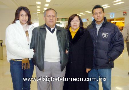 10122006 
Fernando Rangel, Elena Gutiérrez, Cuauhtémoc y Elena Rangel viajaron al DF.