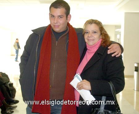 10122006 
Marco Ruano viajó a Los Ángeles y lo despidió Ramona Núñez.