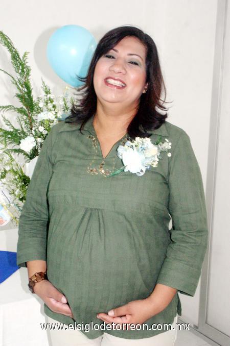 10122006 
Lupita Marín de Canelo, en su fiesta de canastilla.