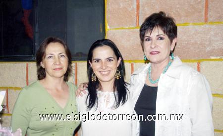 10122006 
María Guadalupe Becerra de Villarreal junto a las anfitrionas de la fiesta de canastilla que le ofrecieron al bebé que espera.