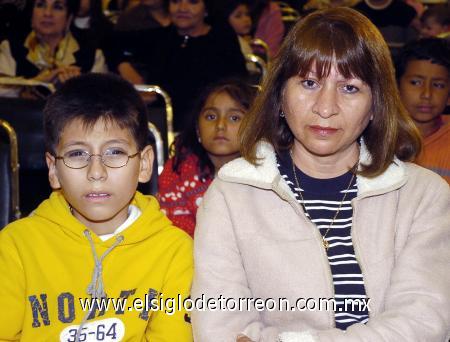 10122006 
María Elena Tapia y Javier Olvera.