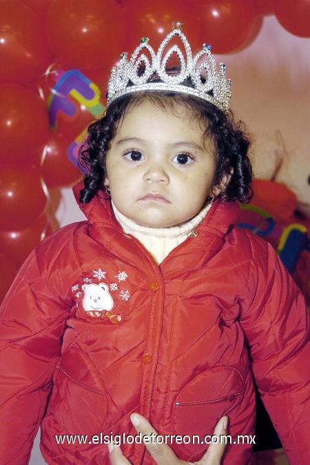 10122006 
Christianne Pérez García disfrutó de una alegre piñata, con motivo de su segundo cumpleaños.