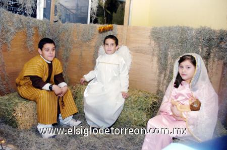 10122006 
Niñoa representando tierno nacimiento viviente. José, la Virgen María con el niño Dios y un alegre angelito.