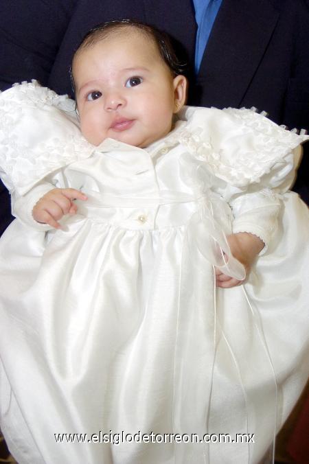 10122006 
Hermoso ropón usó en su fiesta la pequeñita María Ángela.