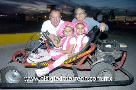 10122006 
Mariana Centeno Trejo estuvo acompañada por sus abuelitos, Cutberto y Ana Mireya Trejo y su hermanita el día de su fiesta de cumpleaños.