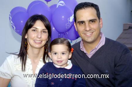10122006 
Paulina Murra Ramírez junto a sus papás, Blanca R. de Murra y Pablo Murra.