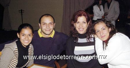 10122006 
Mayra Rivera, Mayra González, Óscar González y Gladis Espinoza.
