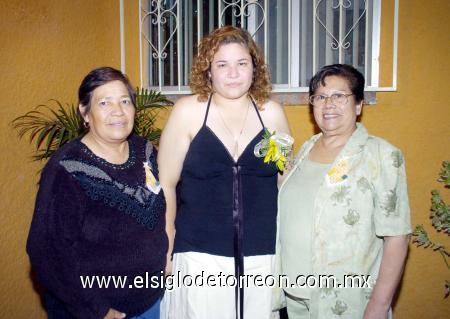 10122006
Brenda Liliana García acompañada de Lourdes Vidal Ramírez y Guadalupe Vidal Rodríguez, anfitrionas de su despedida.