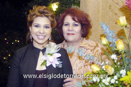 10122006 
Karyto Lumbreras Machado al lado de su mamá, Rosy Machado Ríos.