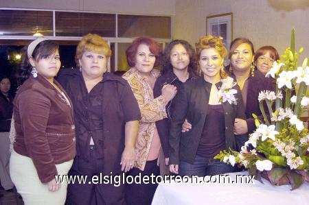 10122006 
La futura novia acompañada por Alma Ruth Noriega,Velia Machado, Lety de Herrera, Rosy Machado, Ari Rosales y Velia Woo.