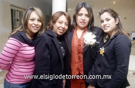 10122006 
Sonia Hernández Cortez disfrutó de una fiesta pre nupcial, preparada con todo detalle por Verónica Machado, Mireya Hernández e Idalia Rodríguez.