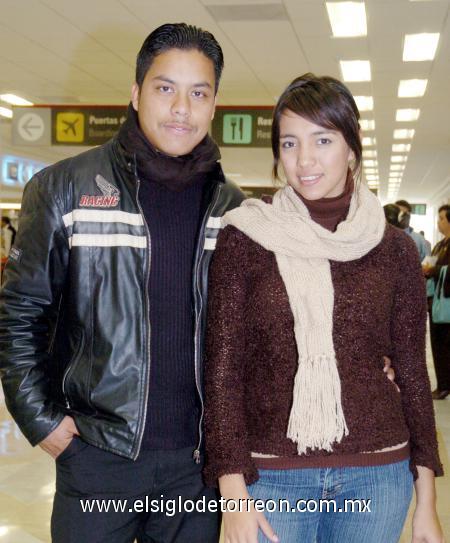15122006 
Fredik Martínez viajó a Tijuana, lo despidió Marlene Terrazas.