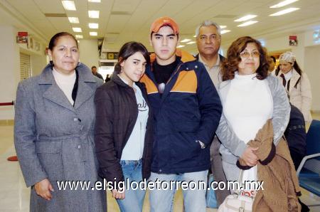 15122006 
Juan Carlos Ortiz y María del Carmen Urquizo viajaron a San Francisco, los despidieron Guadalupe, Liliana y Jaime.