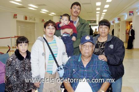 15122006 
Martín Pérez y Antonia Murillo viajaron a Tijuana, los despidieron Arturo, Rosa, Fernando y Ángel.