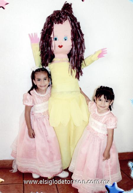15122006 
Daniela y Diana Peralta Reynoso festejaron sus respectivos cumpleaños.