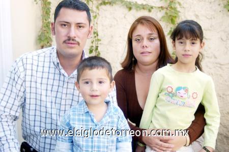 15122006 
Ricardo y Rubí Arias con sus niños Aneth y Ricardo Arias.
