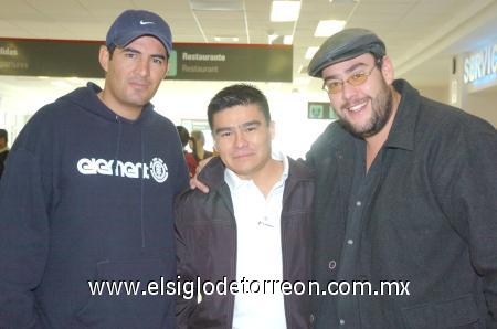 11122006
De Culiacán llegó Agustín Basurto, lo recibieron Víctor Saucedo y Rafael Martínez.