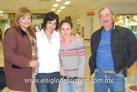 11122006
Maty Valdez, Cristina Giacomán, Luly Berlanga y Jorge López llegaron del DF.