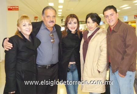 12122006
Tita Aguilar, Guillermo, Sandra y José Serna viajaron a Cancún y los despidió Luz Rivera.