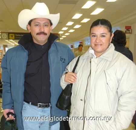 13122006
Alberto Báez y Alejandra Carbajal viajaron a la Ciudad de México.