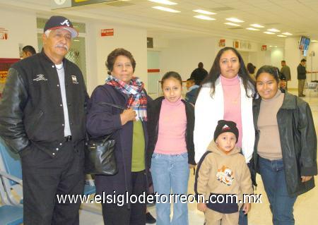 13122006
Armando García, Ofelia Favela, Dora y Eunice García y Luis Franco viajaron a Tijuana.