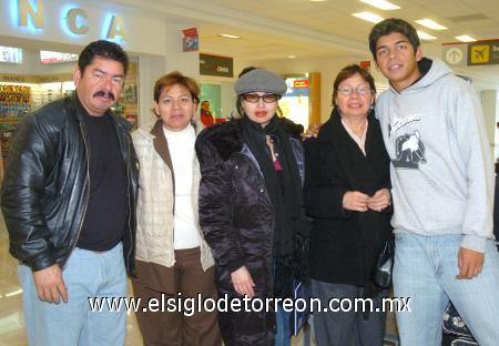 13122006
César, Gabriela y Miriam Piña viajaron a Tijuana, los despidieron Ada y César Piña.