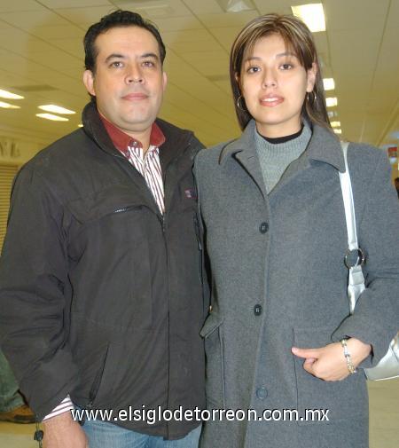 14122006
Lizeth Armendáriz viajó a la Ciudad de México, la despidió David Guerrero.
