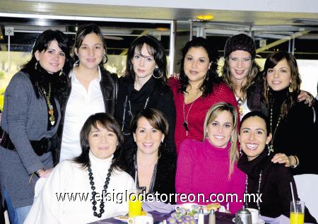 13122006
Liliana acompañada de sus amigas Ana Sofía de De la Garza, Liliana de González, Susana de Villanueva, Gaby Quezada, Rocío Juan, Laura de San Juan, Vero de De la Garza, Irene de Fernández y Lizeth Safa