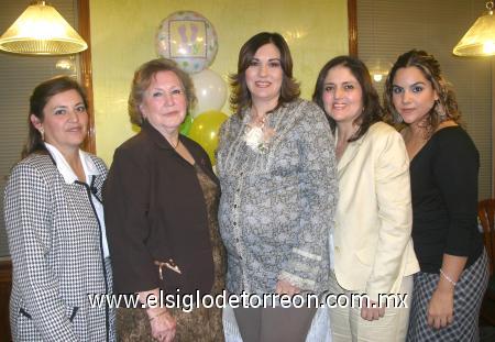 12122006
Gabriela Campos Carrete junto a su mamá, Hermelinda Carrete de Campos, sus hermanas Patricia y Martha Campos y su sobrina Paty Aristegui, organizadoras de su fiesta de canastilla.