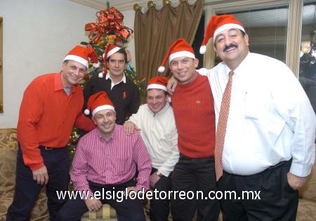 14122006
Jacobo Zarzar, Javier González, Gerardo Delgado, Jesús González, Alejandro Cabello y Miguel Papadópulos portaron lindos gorros de Santa.