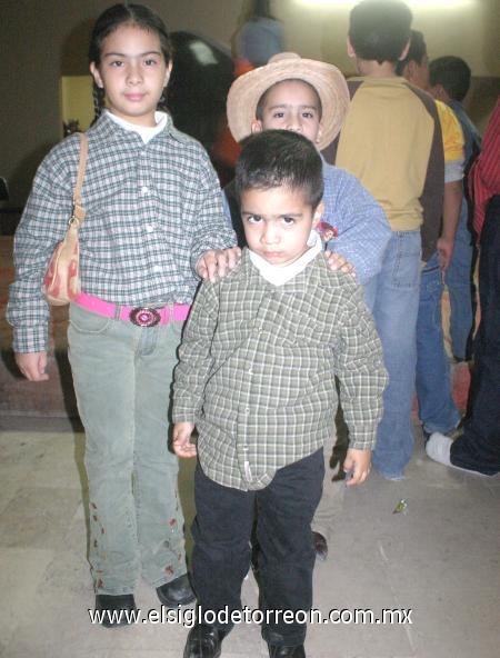 11122006
Melanie, Jared y Luis Ruiz Guillén, en una fiesta.