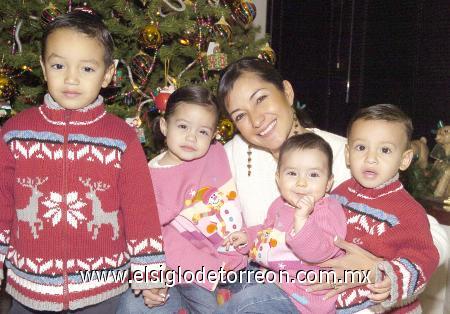 12122006
Diego y Ale Méndez Ávalos, Marisofi y Martita Fahur Ávalos, en compañía de Martha de Fahur.
