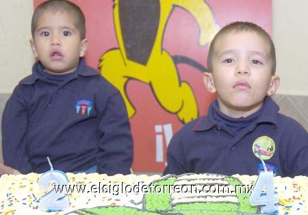 12122006
Julio Héctor y Diego Alonso Martínez Gutiérrez festejaron su cuarto y segundo cumpleaños, respectivamente; son hijitos de Julio y Consuelo Martínez.
