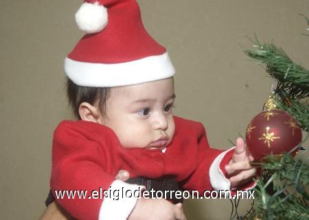 12122006
La luz de la próxima llegada de la Navidad, brilla en el corazón del pequeño Eduardo Castillo Zorrilla.