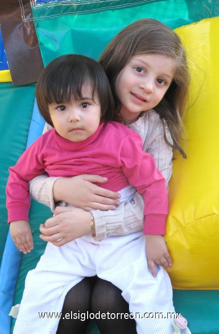 12122006
Valeria Cabrales y Naila Camila Casale, en un domingo de fiesta.