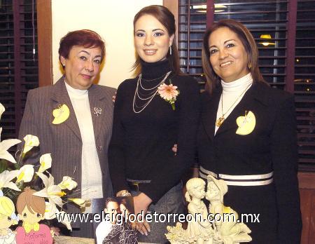 1312200
Daniela Castellanos Macías recibió muchas felicitaciones con motivo de su próxima boda, en la despedida que le ofrecieron Luly Castellanos y Carmelita de Quiñones.