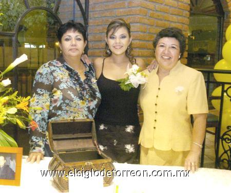 14122006
Bárbara Martínez Gutiérrez se casará con Anwar Tecanway y por ello, sus familiares le ofrecieron una fiesta pre nupcial.