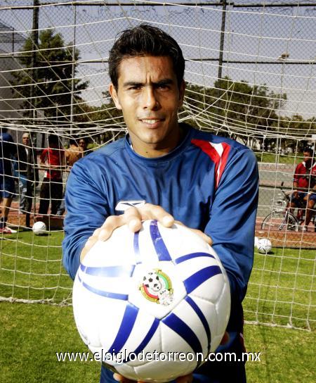 “Entiendo la postura de la directiva, por eso siempre se buscó tener diálogo con ella”, manifestó. “Les digo que voy a ser de Chivas hasta la muerte”, dijo emocionado. “Mi corazón siempre va a estar con este equipo. Siempre quise ser campeón y lo conseguí con este club, que es mi segunda piel”.