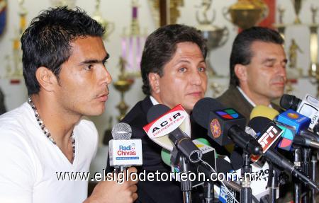 Fue como si quisiera alargar su adiós el mayor tiempo posible. Oswaldo Sánchez llegó una hora tarde a la cita con la directiva del Guadalajara

Y con lágrimas rodándole por las mejillas, Oswaldo Sánchez abandonó la sala de trofeos del club, esa que recibió un nuevo huésped cuando él aún era el portero del Guadalajara