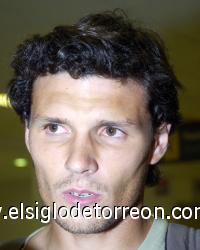 la par de sus ahora compañeros, pero en diferente sala, arribó a la Comarca Lagunera el central argentino Fernando Ortiz.



'Sé de la situación que atraviesa Santos Laguna, pero hay que aportar mi futbol, poner el granito de arena que he conseguido en toda la carrera. Hay tranquilidad por la bastante experiencia adquirida en el futbol argentino”, señaló el ex jugador “pincha”. 

Indicó que durante su travesía por diferentes equipos de la Argentina, como San Lorenzo de Almagro, Unión de Santa Fe y Banfield, tuvo mucha presión, por lo cual no está sorprendido y se mentaliza desde ahora con los Guerreros para hacer bien las cosas y tener un excelente torneo.
