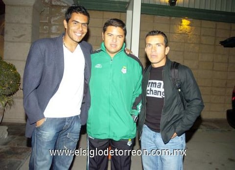 Las contrataciones de los refuerzos tapatíos para Santos Laguna que tanto se habían especulado para el Clausura 2007 finalmente ayer se cristalizaron, y tanto el portero Oswaldo Sánchez como el mediocampista Juan Pablo “Chato” Rodríguez se unieron a los Guerreros y de inmediato arribaron a la región.
