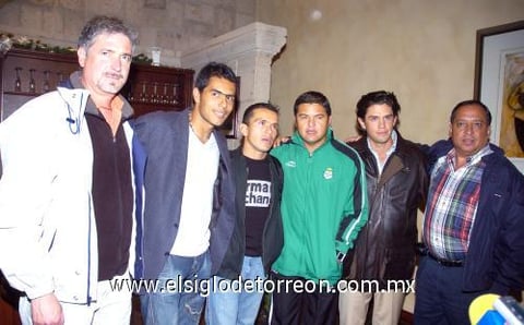 Ayer arribaron los refuerzos de Santos Laguna. Oswaldo Sánchez es Santo por 1.8 millónes de dólares. 

En la foto, de izquierda a derecha: Alberto Canedo, Oswaldo Sánchez, Juan Pablo Rodríguez, Daniel Guzmán, Alejandro Irarragori y Gustavo de Villa.