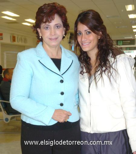 18122006
Blanca de Herrera y Blanca Sandoval viajaron a Chicago.