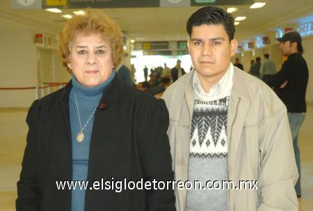 19122006
Lucy Frausto viajó a Culiacán, Sinaloa y la despidió Álvaro Romero.