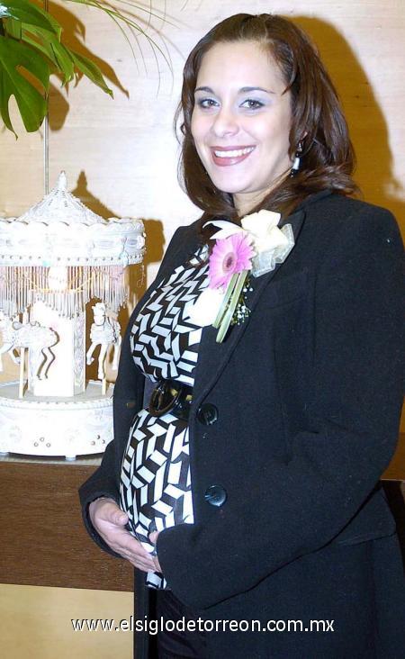 19122006
Itzel Alonso de Ganem, en una fiesta con motivo del nacimiento de su primer bebé.