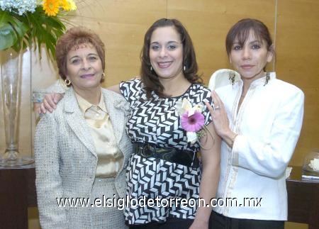 19122006
Itzel con su mamá Mercedes de Alonso y su suegra Carmen de Ganem.