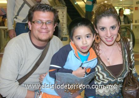 18122006
Ricardo Rodríguez, Andrés Salas y Gabriela Monárrez.