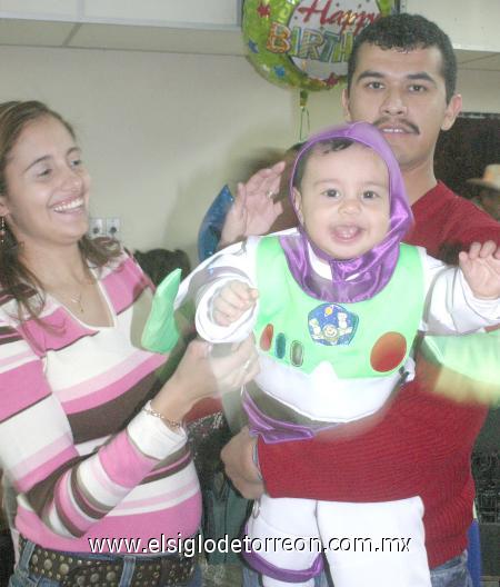 18122006
Shaiel García Cervantes fue festejado al cumplir su primer año de edad, con una alegre piñata preparada por sus papis, Aarón García y Arehmí Cervantes.