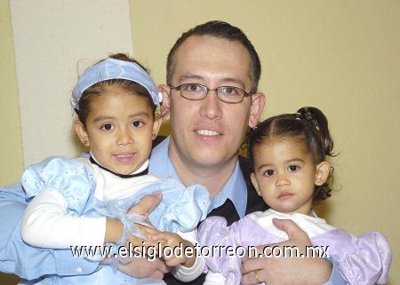 19122006
Melissa Gámez Orduña festejó su tercer cumpleaños junto a su papá, Eduardo Gámez y su hermanita Melinna.