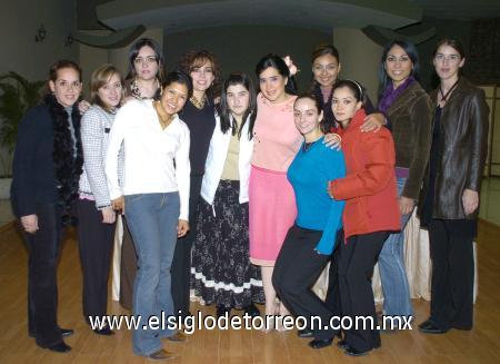 18122006
Idoia Leal junto a Mónica de Reza, Iasone de Fortoul, Claudia Leal, Vanessa García, Mónica Leal, Amaya Martínez, Loly Garza, Josefina Reyes, Sharon Durán, Mayela de Alvarado y Mari Pier Augier.